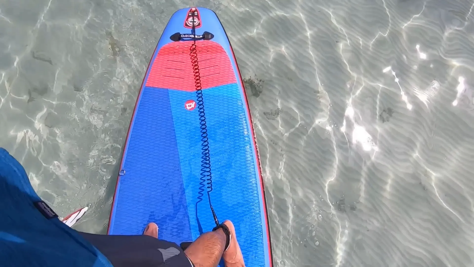 Coiled leash attached to paddle board