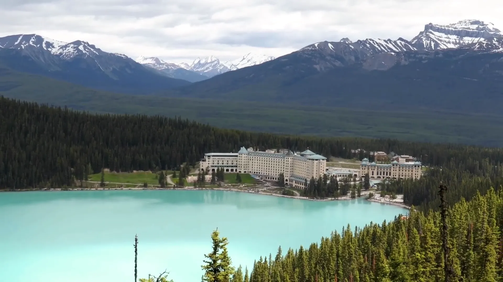 Chateau Lake Louise hotel with lake view